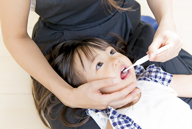 フッ素を塗布してもらう女の子