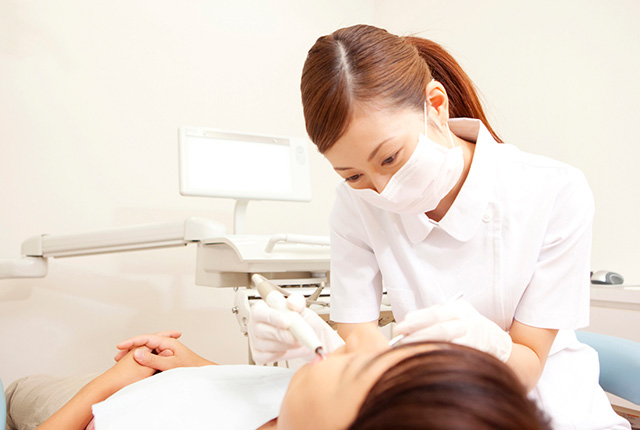 メンテナンスをする歯科衛生士