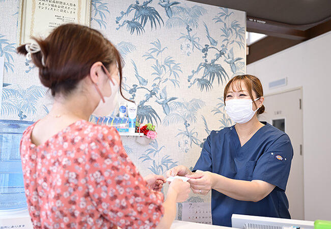 患者様と笑顔う浮かべるスタッフ